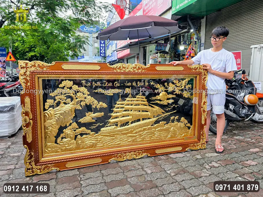 Gia chủ n&ecirc;n treo tranh l&ecirc;n cao, trong kh&ocirc;ng gian v&agrave; phương vị th&iacute;ch hợp